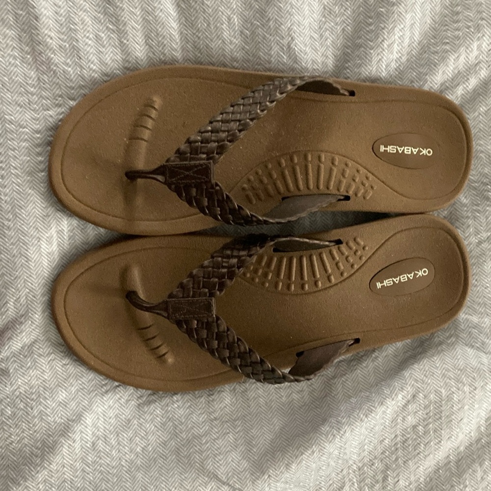 Womens flip flops 
Size M/L